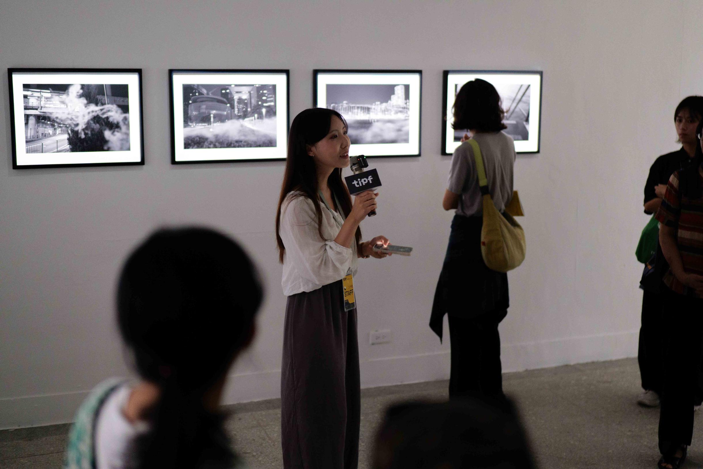 台文譯者温若喬於「New Wave 台灣新銳攝影創作展」展場,進行台語導覽|圖/三月影像